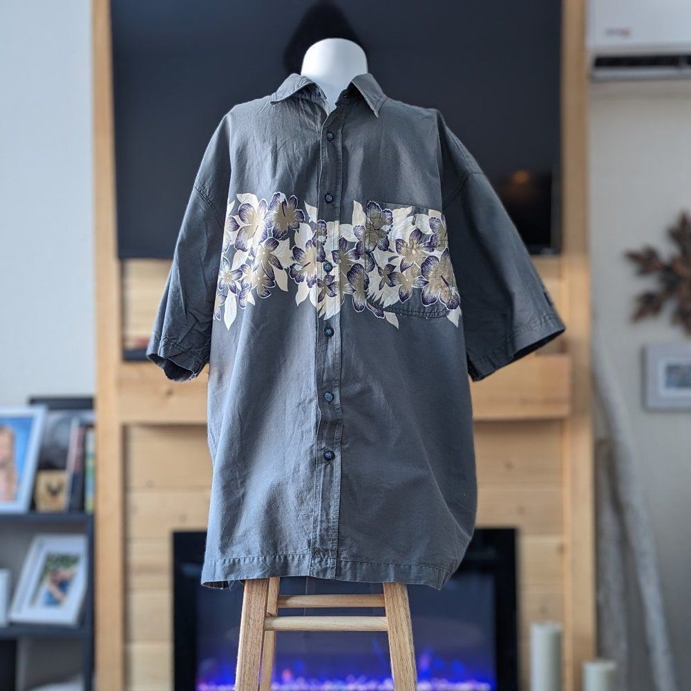 SurfCity Hawaiiana Short sleeve button up shirt with tropical design Sized Large